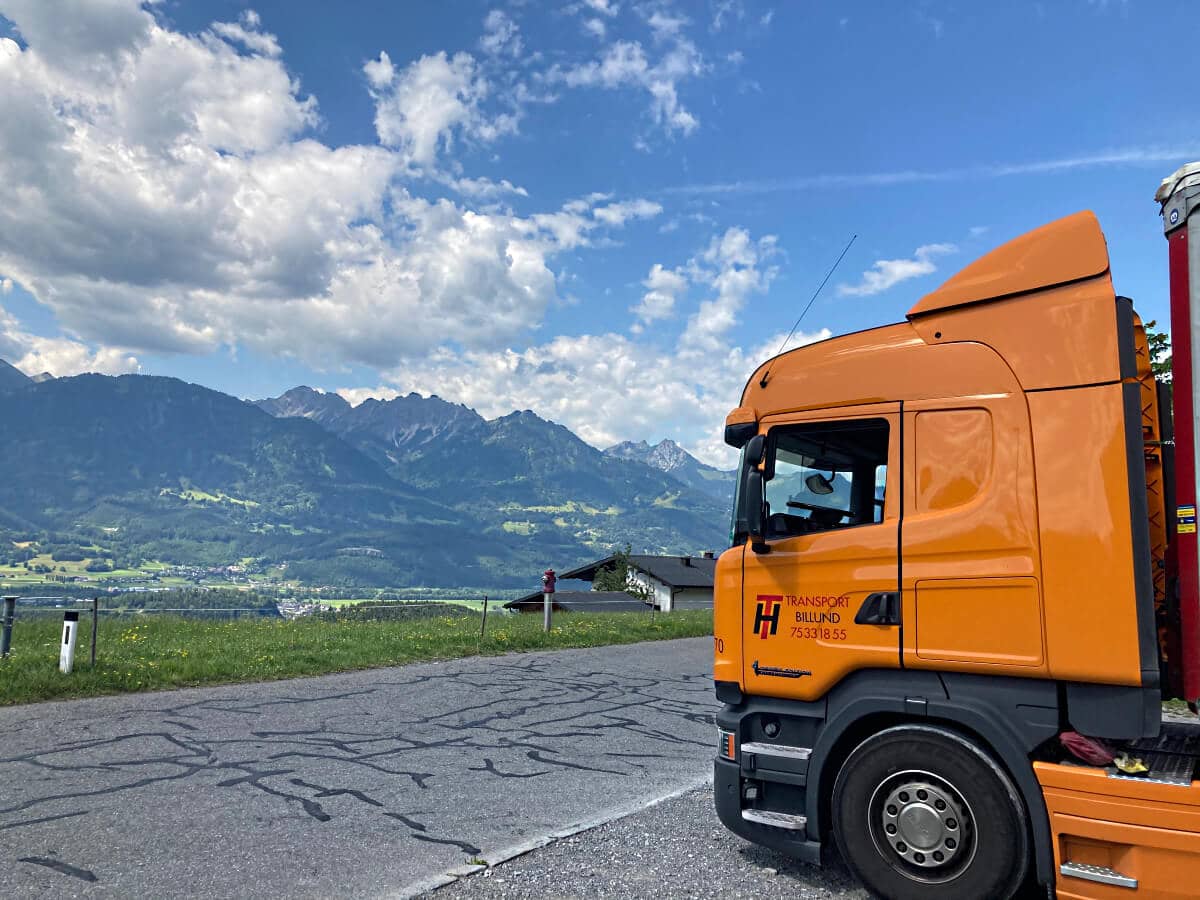 HT Transport trækker med Østriske bjerge i baggrunden